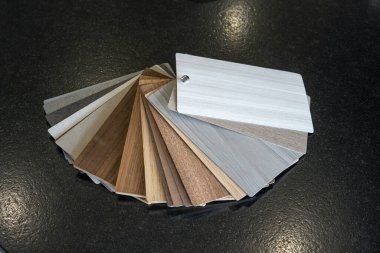 Siyah arka planda iç mobilya malzemesi örnekleri. Kapat.