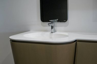 Parlak metal karıştırıcılı beyaz seramik lavabo. Yüksek kalite fotoğraf