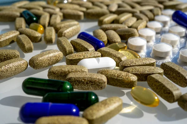 Närbild av olika piller och kapslar finns på bordet från virus. Selektiv inriktning. — Stockfoto