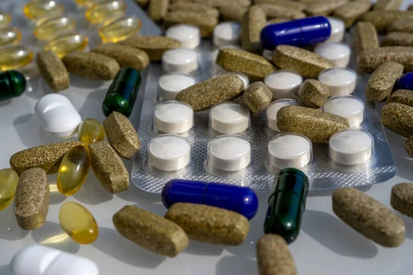 Närbild av olika piller och kapslar finns på bordet från virus. Selektiv inriktning. — Stockfoto