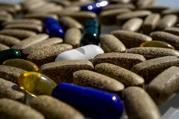 Närbild av kapslar. Olika typer av mediciner. Apoteksbakgrund på ett svart bord. Tabletter med svart bakgrund. Medicin och hälsosam. — Stockfoto