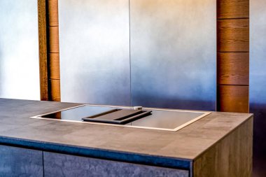 Modern lüks mutfak. Mermer tezgahta modern siyah indüksiyon ocağı. 