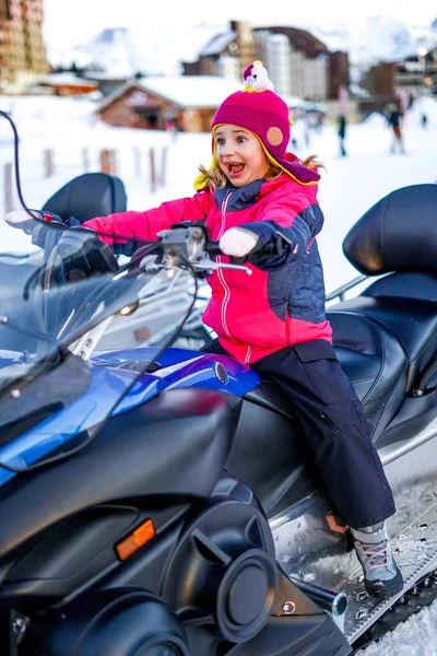 Garota Engraçada Sentada Uma Moto Quad Inverno Nos Alpes Franceses — Fotografia de Stock