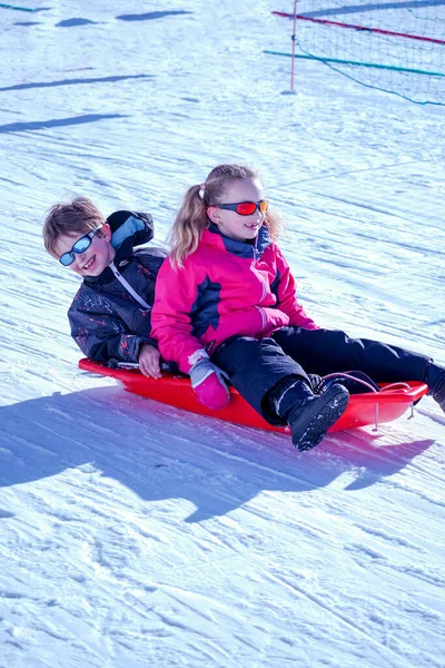 Dos Niños Alegres Bajando Trineo Por Las Colinas Día Invierno — Foto de Stock