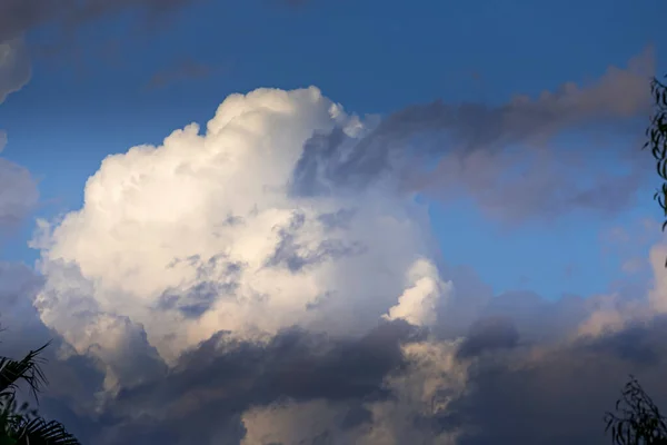 Blauwe lucht met witte en donkere wolken. Hemels dromerig pluizig kleurrijk fantasie wolken. — Stockfoto