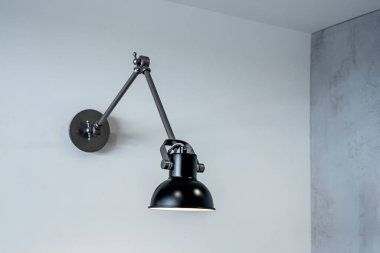 Duvardaki modern lamba. Duvardaki arkaplanı aydınlat. 