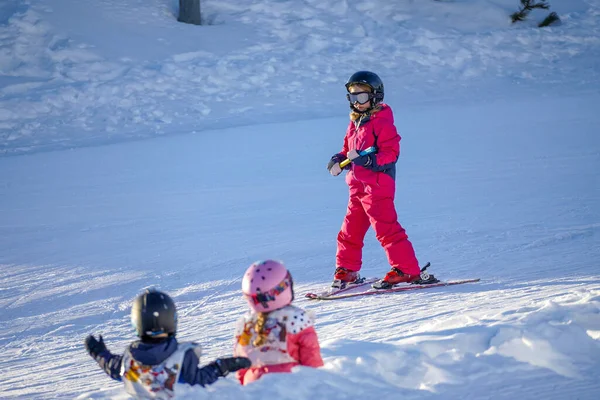 Niña está aprendiendo a esquiar en estación de esquí. —  Fotos de Stock