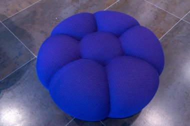 Modern yuvarlak menekşe kanepe. Dekorasyon iç tasarımı. 