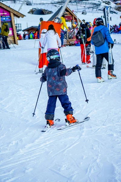 LAlpe DHuez, Francia 02.01.2019 Fondo soft focus. Gli sciatori vanno allo skilift nella stazione sciistica. — Foto Stock