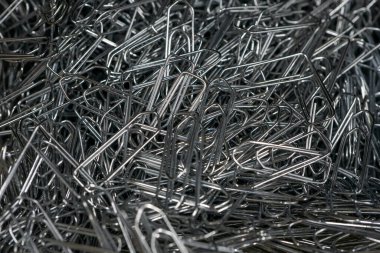 Bir yığın halinde metal ataçlar, makro yakın plan..