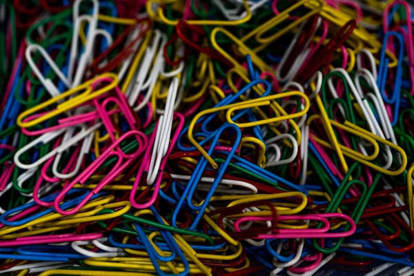 Pile of colorful paper clip. Macro close-up. Selected focus — Stock Photo, Image