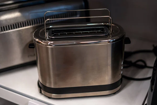 Студійні тостери. Двосмуговий тостер з нержавіючої сталі. Сірий метал електричний, побутова, кухонна техніка . — стокове фото