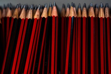 Okul için stokta kırmızı kalemler var. Seçici odak kapat.