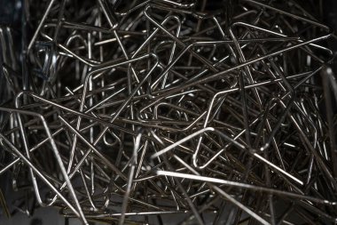 Bir yığın halinde metal ataçlar, makro yakın plan..