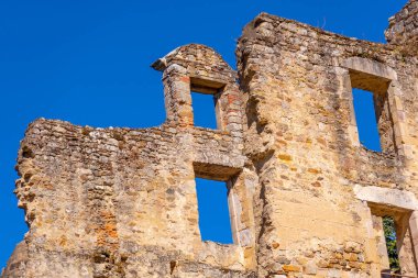Eski bir ortaçağ harabesi. Avrupa mimarisi, Fransa. Kaliteli fotoğraf