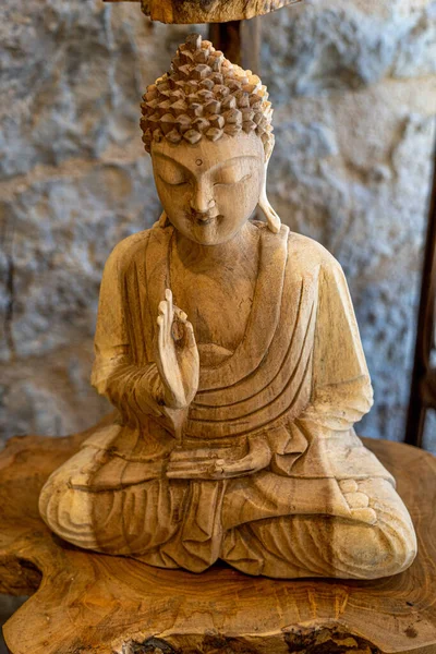 Красивая Скульптурная Деревянная Статуя Будды Сидит Медитации Закрытыми Глазами Цветок — стоковое фото