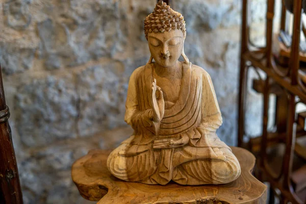 Красивая Скульптурная Деревянная Статуя Будды Сидит Медитации Закрытыми Глазами Цветок — стоковое фото