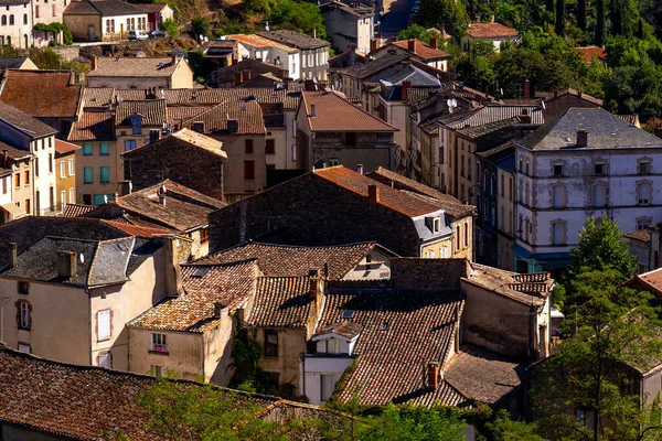Fransız köyü Laguepie 'nin güzel manzarası. Eski katolik katedrali. 