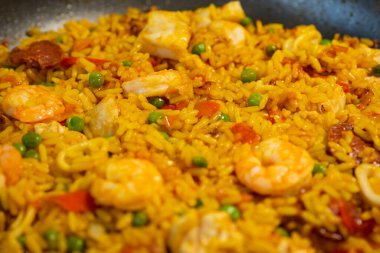 Deniz Yemekleri Evi, Paella Valenciana yaptı. Geleneksel tavada tipik İspanyol deniz ürünleri paellası. Yakın plan. Seçici odak