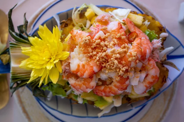 Büyük karidesli Tayland Kraliyet Ananas Salatası. Sarı çiçek süslemesi