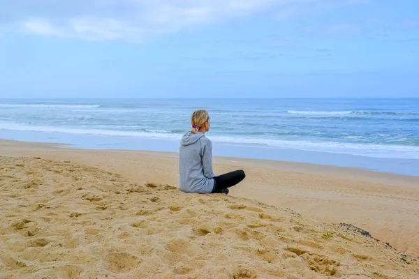 穏やかな健康とビーチで瞑想若い女性に適合します。ビーチでヨガ。蓮のポーズで瞑想女性. — ストック写真