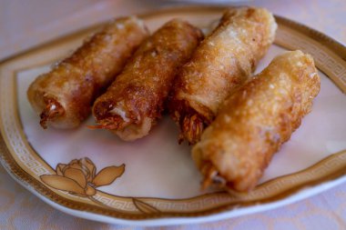 Hafif tabakta kızarmış börek. Lezzetli Tayland börekleri. Üst görünüm