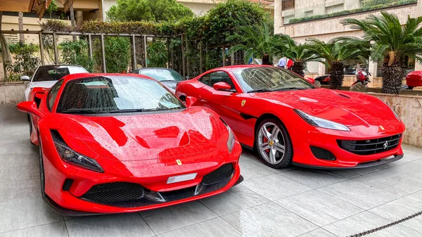 Monte-Carlo, Monako 'da. 10.09.2020 Monte-Carlo caddesinde park etmiş iki kırmızı Ferrari. Ferrari, İtalyan lüks spor arabasıdır.. 