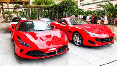 Monte-Carlo, Monako 'da. 10.09.2020 Monte-Carlo caddesinde park etmiş iki kırmızı Ferrari. Ferrari, İtalyan lüks spor arabasıdır.. 