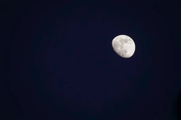 Half Moon Background.A Lua é um corpo astronômico que orbita o planeta Terra — Fotografia de Stock