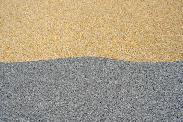 Malá štěrková textura na šedé a béžové betonové stěně. Textura pozadí hladké štěrkové podlahy. — Stock fotografie