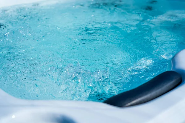 Luksusowe jacuzzi. Zbliżenie wody do wanny z hydromasażem w spa. Niebieska czysta słodka woda. Tło do masażu spa. — Zdjęcie stockowe
