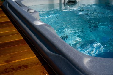 Lüks SPA. Kaplıcadaki sıcak küvetlerde suya yakın çekim. Mavi temiz temiz su. Spa masaj geçmişi. Yüksek kalite fotoğraf