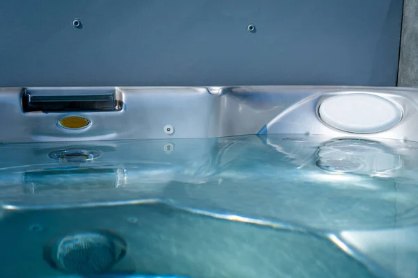 高級スパ 温泉の浴槽でお湯を閉じます 青いきれいな新鮮な水 スパマッサージの背景 高品質の写真 — ストック写真