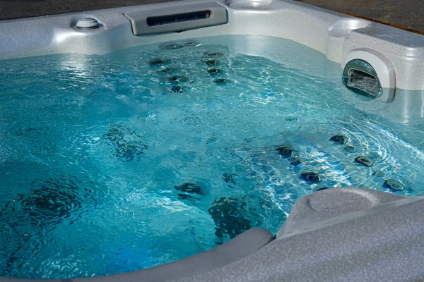 Lüks SPA. Kaplıcadaki sıcak küvetlerde suya yakın çekim. Mavi temiz temiz su. Spa masaj geçmişi. Yüksek kalite fotoğraf