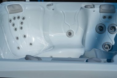 Lüks beyaz renkli SPA. Kaplıcadaki küvetlere yakın çekim. Hidromasaj. 