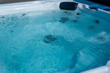 Lüks SPA. Kaplıcadaki sıcak küvetlerde suya yakın çekim. Mavi temiz temiz su. Spa masaj arka planı.