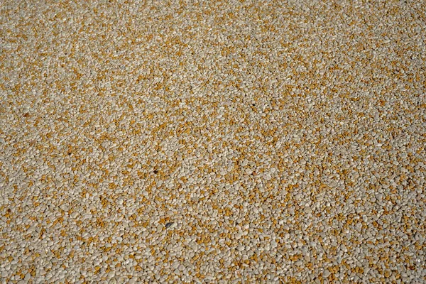 Liten grus struktur på brun betongvägg. Textur bakgrund sömlös grus golv. — Stockfoto