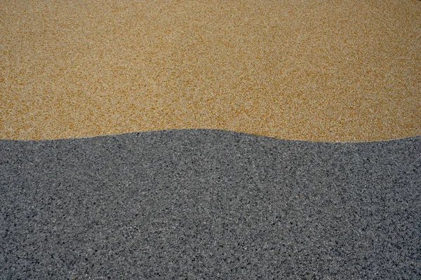 Malá štěrková textura na šedé a béžové betonové stěně. Textura pozadí hladké štěrkové podlahy. — Stock fotografie