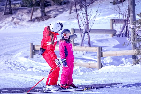 LAlpe DHuez, França 02.01.2019 Instrutor de esqui profissional está ensinando uma criança a esquiar em um dia ensolarado em um resort de montanha. — Fotografia de Stock