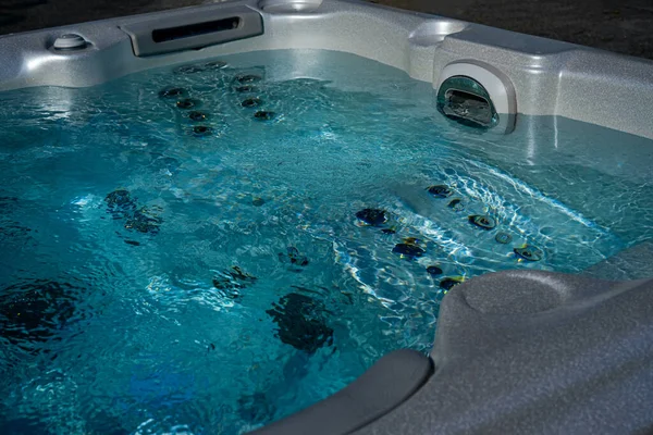 Lüks SPA. Kaplıcadaki sıcak küvetlerde suya yakın çekim. Mavi temiz temiz su. Spa masaj arka planı.