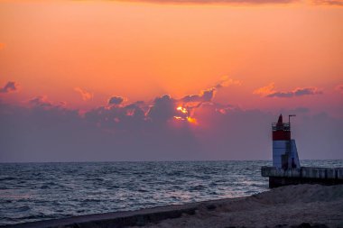 Atlantik Okyanusu 'nda gün batımı, deniz fenerinin manzarası. Duvar kağıtları konsepti.
