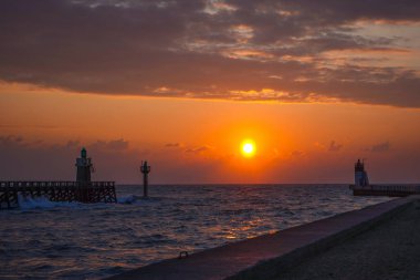 Atlantik Okyanusu 'nda gün batımı, deniz fenerinin manzarası. Duvar kağıtları konsepti.
