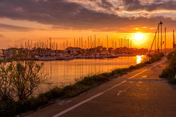 Akşamları Capbreton 'daki liman manzarası. Güzel turuncu gün batımı. Duvar kağıtları konsepti