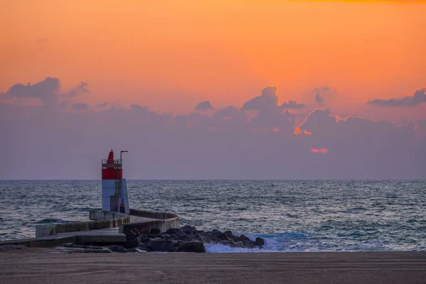 Coucher de soleil sur l'océan Atlantique, vue sur le phare. Fonds d'écran concept. — Photo
