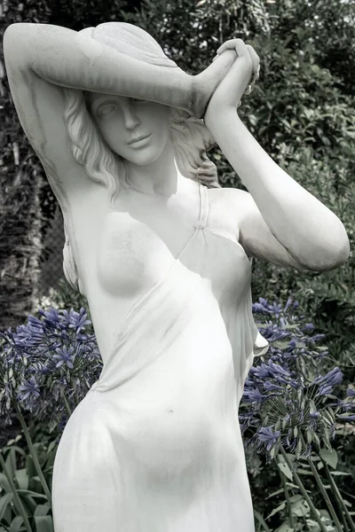 Escultura Jardín Representa Figura Una Hermosa Mujer Joven — Foto de Stock