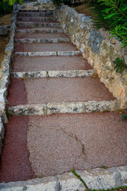 Eski Avrupa şehrinde eski Akdeniz ve ortaçağ tarzı taş merdivenler. Yaz günü