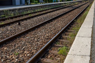 Tren istasyonu. Tren yolu ya da tren rayları. Yakın plan.