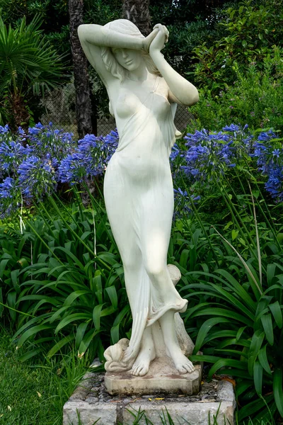 Beaulieu Sur Mer Francia 2020 Escultura Del Jardín Representa Figura — Foto de Stock