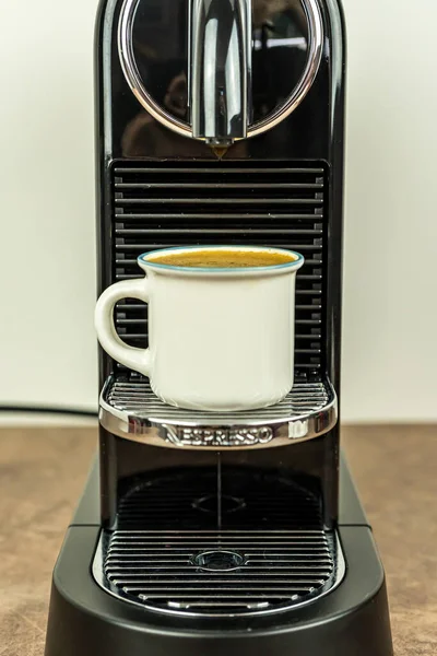 Bayonne, Fransa 23.06.2020 Kahve Espresso 'su Nespresso Kahve Makinesinden hazırlanıyor. Yakın plan, teknoloji geçmişi 