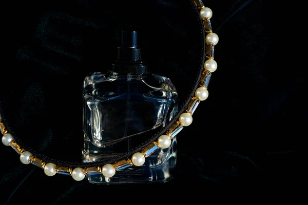 Composição Com Perfume Acessórios Para Cabeça Sobre Fundo Preto Close — Fotografia de Stock
